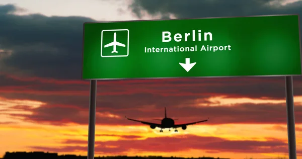 Sílhueta Avião Aterrissando Berlim Alemanha Chegada Cidade Com Placa Direção — Fotografia de Stock