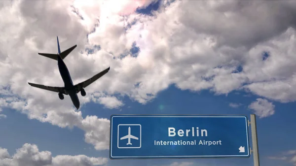 Silhouette Avion Atterrissant Berlin Allemagne Arrivée Ville Avec Panneau Direction — Photo