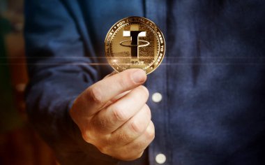 USDT 'yi bağla. Kripto altın para, elde soyut konsept.