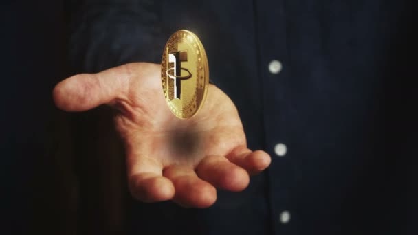 Tether Usdt Stablecoin Cryptocurrency Rotující Mince Vznáší Nad Rukou Podnikatel — Stock video