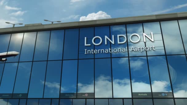 飞机降落在伦敦 英国3D 带着玻璃机场候机楼和喷气式飞机的倒影到达城市 旅游和运输概念 — 图库视频影像