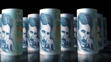 Sırp dinarı 3D animasyon döngüsünde dönüyor. Kamera RSD 'nin önünde hareket ediyor. Sırbistan 'da ekonomi, finans, iş ve borç gibi kusursuz döngüsüz kavram.