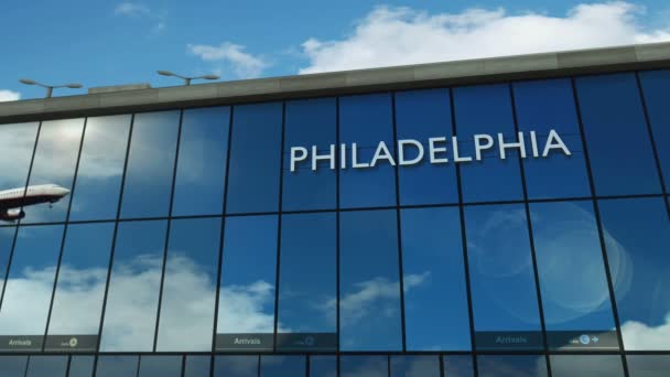 Vliegtuiglanding Philadelphia Pennsylvania Usa Aankomst Stad Met Glazen Luchthaventerminal Reflectie — Stockvideo