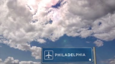 Jet uçağı Philadelphia, Pennsylvania, ABD 'ye iniyor. Uçak şehri vardığında havaalanı yön tabelasıyla. Seyahat, iş, turizm ve uçak taşımacılığı kavramı.