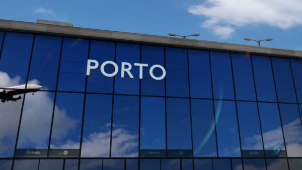 Plane Landing Porto Portugal Arrival City Glass Airport Terminal Reflection — Vídeo de stock