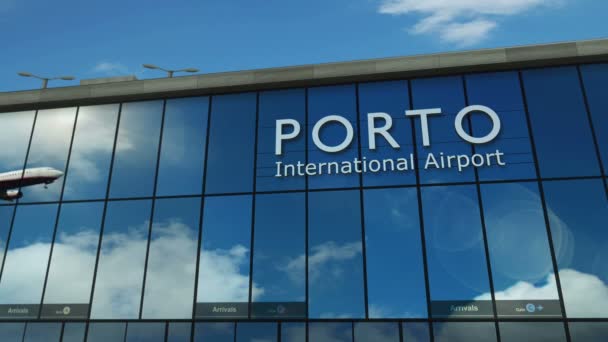 Plane Landing Porto Portugal Arrival City Glass Airport Terminal Reflection — Vídeo de Stock