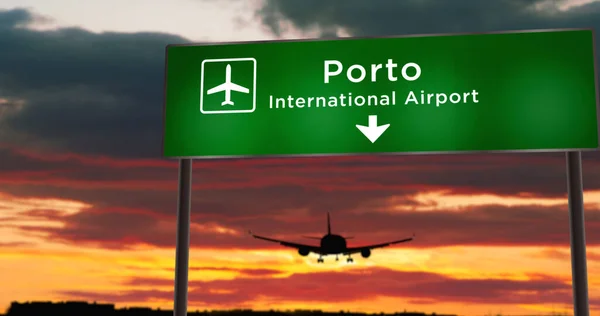 Silueta Letadla Přistávající Portu Portugalsko Město Příjezd Letištním Ukazatelem Směru — Stock fotografie
