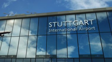 Almanya, Stuttgart 3D 'ye uçak iniyor. Cam havaalanı terminali ve jet uçağının yansımasıyla şehre vardık. Seyahat, iş, turizm ve ulaşım 3D konsepti.