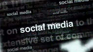 Sosyal medya ve kişisel iletişim ağı ile uluslararası medyada manşet haberleri. Gürültü görüntüleme döngüsündeki haber başlıklarının soyut konsepti. TV arıza efekti pürüzsüz ve döngülü.