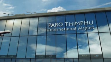 Paro Thimphu, Butan 3D 'ye uçak iniyor. Cam havaalanı terminali ve jet uçağının yansımasıyla şehre vardık. Seyahat, iş, turizm ve ulaşım 3D konsepti.