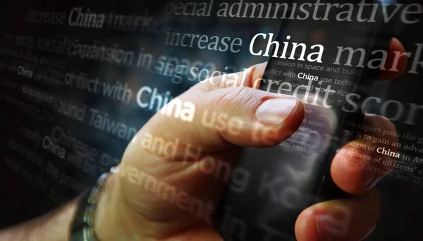 社交媒体与中国 中国经济和政治一起展出 在平板电脑 平板电脑 电话或智能手机屏幕上进行搜索 新闻标题的摘要概念 — 图库照片