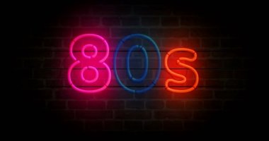Tuğla duvarda 80 'lerin neon sembolü. Retro 1980, 80 'lerin nostaljisi ve Vistage parti tarzı ampuller. Döngüsüz ve kusursuz soyut konsept animasyonu.
