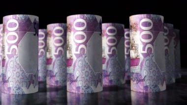 Katar parası Riyal para ruloları 3D animasyon döngüsü. QAR 'ın önünde hareket eden bir kamera var. Kusursuz döngüsüz ekonomi, finans, iş ve borç kavramı.