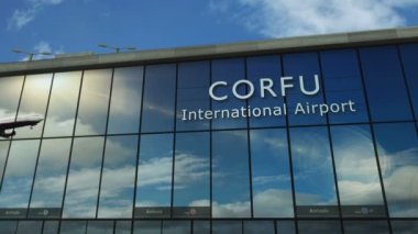 Korfu, Yunanistan 'a 3 boyutlu bir uçak iniyor. Cam havaalanı terminali ve jet uçağının yansımasıyla şehre vardık. Seyahat, iş, turizm ve ulaşım 3D konsepti.
