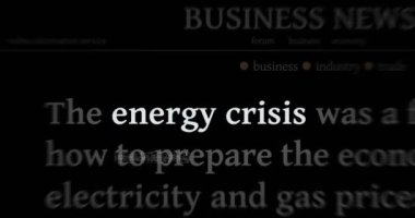 Enerji krizi, artan ısıtma fiyatları ve enerji sorunu ile uluslararası medyada manşet haberi. Ekranlarda yayınlanan web haber başlıklarının soyut konsepti. Kusursuz ve döngülü animasyon.