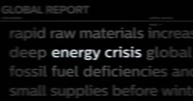 Enerji krizi, artan ısıtma fiyatları ve enerji sorunu ile uluslararası medyada manşet haberi. Gürültü görüntüleme döngüsündeki haber başlıklarının soyut konsepti. TV arıza efekti pürüzsüz ve döngülü.