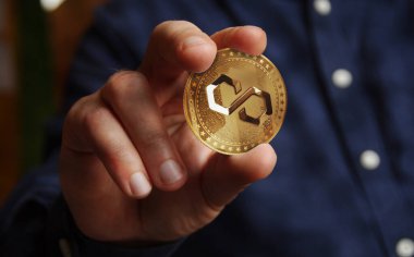 Çokgen Matic kripto para biriminin soyut kavramında altın para