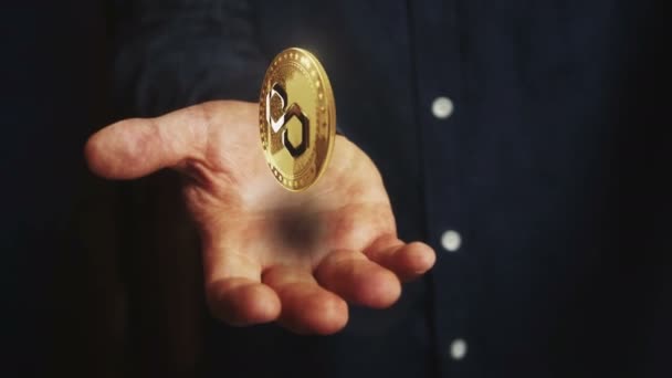 Багатокутник Матична Криптовалюта Обертається Монету Висіла Над Рукою Бізнесмен Символом — стокове відео