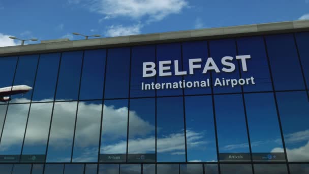 Atterraggio Aereo Belfast Irlanda Arrivo Città Con Terminal Dell Aeroporto — Video Stock