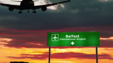 İrlanda Belfast 'a uçak silueti iniyor. Havaalanı yön tabelasıyla ve arka planda gün batımıyla şehre vardık. Seyahat, seyahat ve ulaşım 3D konsepti.