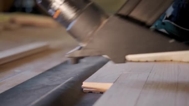 Vue rapprochée de l'homme installant des carreaux de parquet sur la couche de base en mousse blanche, martelant des clous avec un marteau mécanique spécial — Video