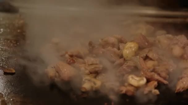 日本厨师在烹调切碎的肉牛排.在热盘子里煎。慢动作特写 — 图库视频影像