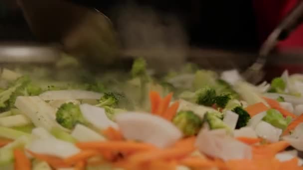 閉めろ。鉄板で揚げた野菜を料理する日本人シェフ。スローモーション — ストック動画