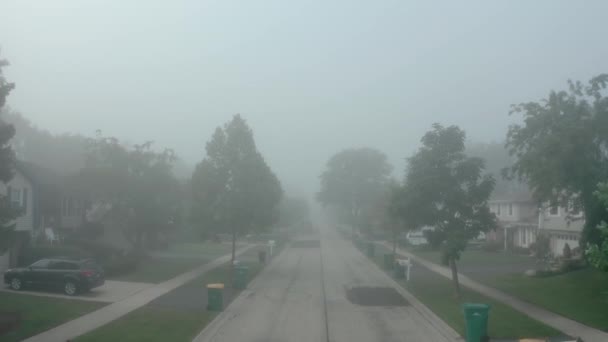 Amplia vista Barrio residencial cubierto de una fuerte niebla durante un vibrante amanecer. — Vídeos de Stock