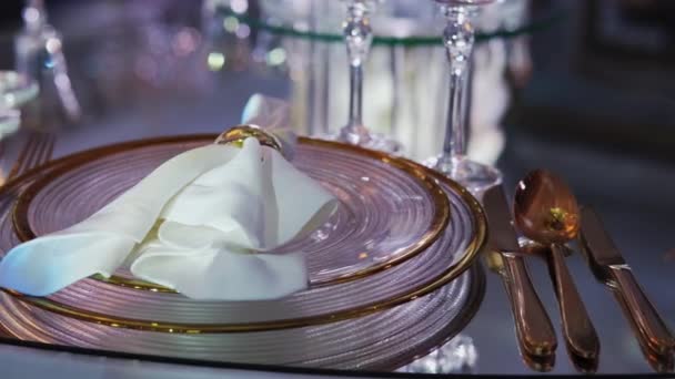Nahaufnahme der festlichen Hochzeitstafel mit Speisen und Getränken. Kamera verschieben — Stockvideo