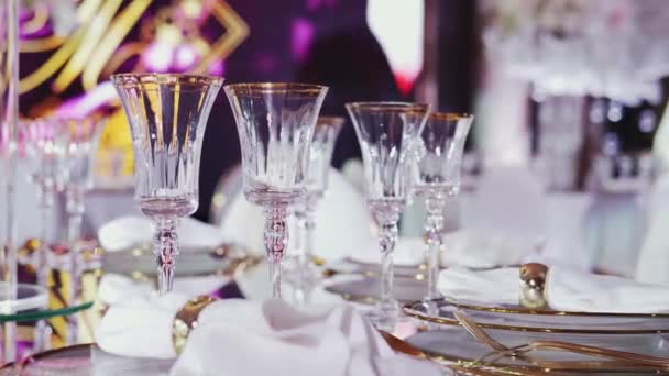 Закрыть праздничный свадебный стол с едой и напитками. Слайд-камера — стоковое видео