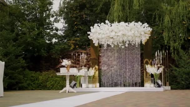 Matrimonio decorazioni floreali di fiori in colori pastello sbiadito. cornice per cerimonie di nozze all'aperto nel parco, ampio futage — Video Stock