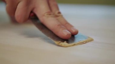 Parke katlıyorum. Yere parke serdikten sonra sayılıyor.