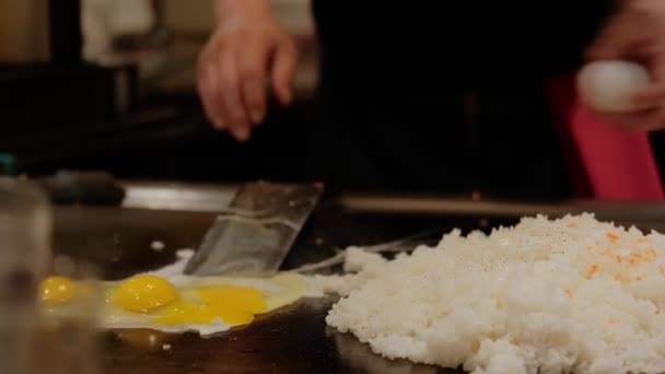 Chef japonés cocinando verduras de arroz crudo de eggan fritas en plato caliente. Cámara lenta Vista de cerca — Vídeos de Stock