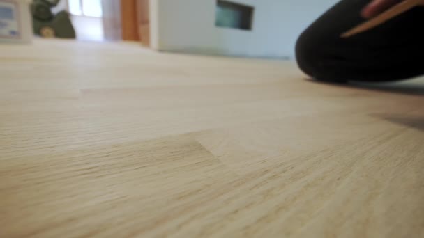 寄木細工だ。床に寄木細工を敷いた後にグラウティング。ビューを閉じる — ストック動画