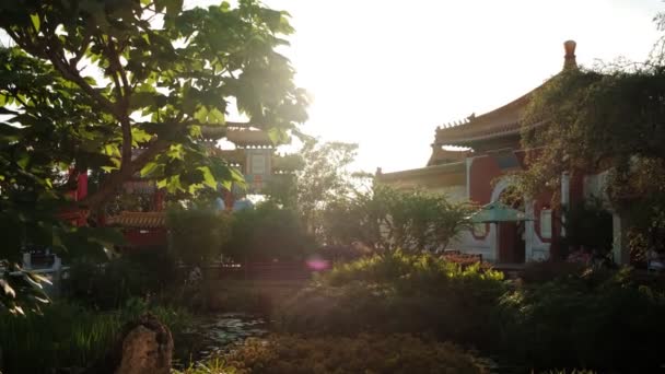 Vue large des éléments du toit traditionnel chinois et des bâtiments sur la lumière du soleil — Video