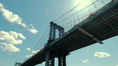 Gün batımında New York 'taki Washington Köprüsü' nün geniş bir manzarası var. Kamerayı taşı..