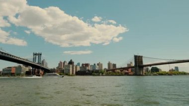 Gün batımında New York 'taki Washington Köprüsü ve Brooklyn Köprüsü geniş görüş alanımızda. Kamerayı taşı..
