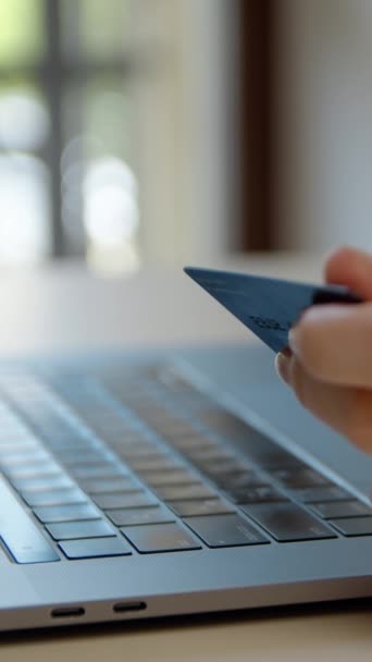 Tiro vertical de la mano joven asiática utilizando un ordenador portátil de compras en línea y utilizar un pago con tarjeta de crédito en la oficina. — Vídeo de stock