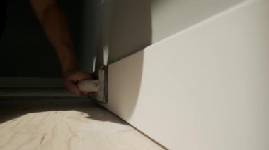 Ressam resim yapmadan önce dengesizliğe mal olur. Görüntüyü kapat