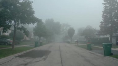 Geniş görüş. Gün doğumunda güçlü bir sis ile kaplanmış yerleşim bölgesi.. .