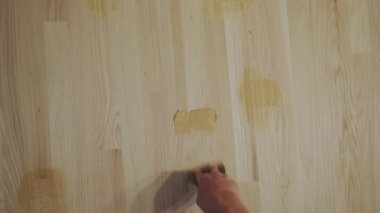 Parke katlıyorum. Yere parke koyduktan sonra sayıyorum. Üst görünümü kapat