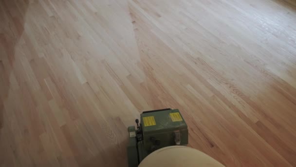 Hombre lijando un parquet de madera con una máquina de lijar de parquet. Vista superior — Vídeos de Stock