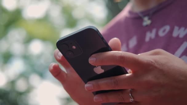 Iphone Akıllı Telefonu Kullanan Bir Kadın Parmak Basıyor Sosyal Medyayı — Stok video