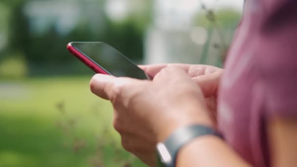 Kvinna Med Hjälp Smartphone Trycka Finger Läsa Sociala Medier Och — Stockvideo