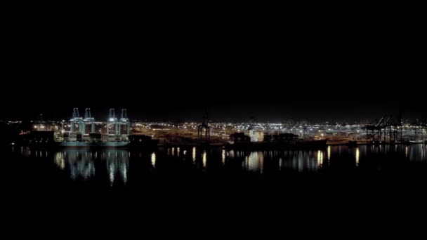 Воздушный Обзор Грузового Судна Грузовыми Контейнерами Стоит Причале Порту Погрузке — стоковое видео