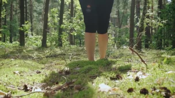 Wanita Berjalan Tanpa Alas Kaki Lumut Hijau Lembut Hutan Hari — Stok Video