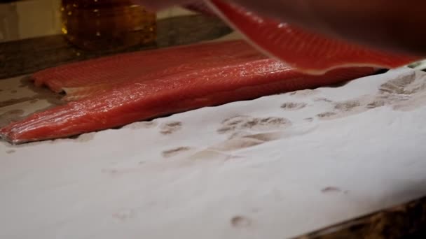Aşçı balığı yıkar, şef balığı pişirmek için hazırlar, balıklı bulaşıklar, — Stok video