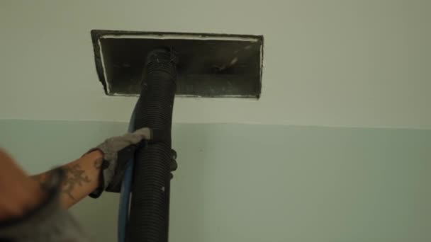 Home Kanaal Reiniging Diensten, ventilatie schonere man aan het werk met gereedschap. Slow motion weergave — Stockvideo
