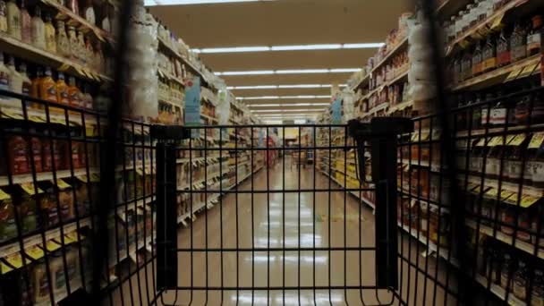Carrello per la spesa in movimento al supermercato 20.08.21 Chicago USA — Video Stock