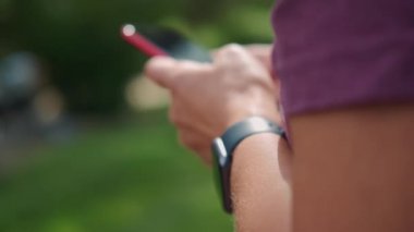Kırmızı akıllı telefon kullanan, parmak basan, sosyal medyayı okuyan, metin yazan veya internetten alışveriş yapan bir kadın.. 
